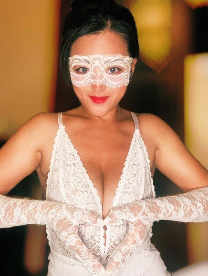 Camgirl-Asiantina-en-blanc